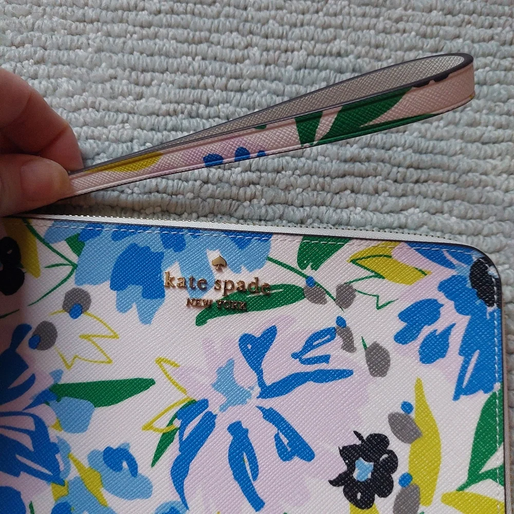 Kate Spade Lucy Wristlet & Floral Card Holder - Picture 4 of 16